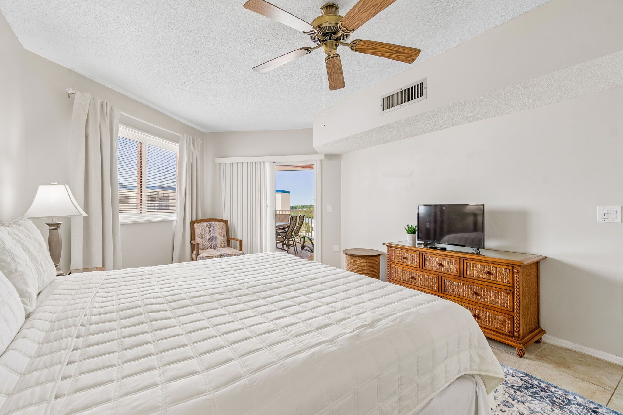 2 bedrooms, travel cot, free WiFi, bed sheets