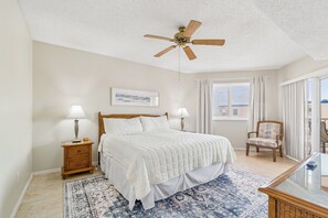 2 bedrooms, travel cot, free WiFi, bed sheets - Beach Cottages Ocean & Pool View Condo (Indian Shores)