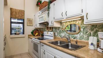 House, Multiple Beds (Kona Makai 5-305) | Private kitchen | Paper towels