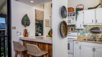 House, Multiple Beds (Kona Makai 5-305) | Private kitchen | Paper towels
