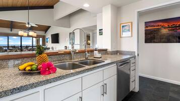 Condo, Multiple Beds (Kona Coast Resort at Keauhou Gardens ) | Private kitchen | Paper towels