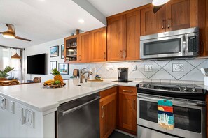 Condo, Multiple Beds (Kona Alii 401) | Private kitchen