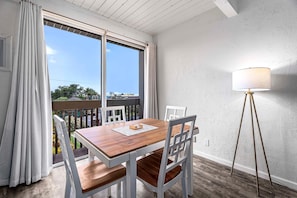 Dining - Kona Mansions#105 Remodeled, Ocean Views & AC! (Kailua-Kona)
