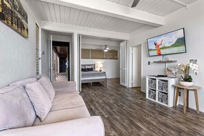 公寓客房, 1 張加大雙人床和 1 張沙發床 (Kona Mansions#105) | 起居區