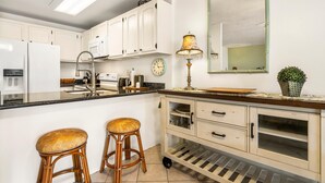Appart'hôtel, 1 très grand lit (Kona Alii 208) | Cuisine privée | Four, grille-pain, serviettes en papier