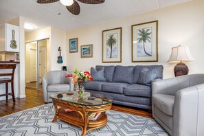 Living area - Kona Pacific C618 Top fl Seaview With ac, Elevator (Kailua-Kona)