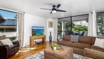 Condo, 1 King Bed with Sofa bed (Kailua Bay Resort 4-206 Corner Oceanv) | Living area