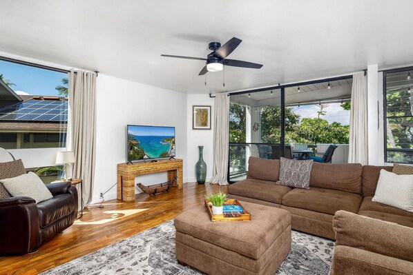 Lägenhet - 1 kingsize-säng med bäddsoffa (Kailua Bay Resort 4-206 Corner Oceanv) | Vardagsrum