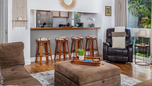 คอนโด, เตียงคิงไซส์ 1 เตียง และโซฟาเบด (Kailua Bay Resort 4-206 Corner Oceanv) | บริเวณนั่งเล่น