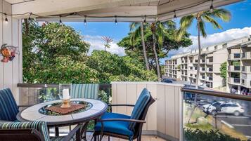 Condo, 1 King Bed with Sofa bed (Kailua Bay Resort 4-206 Corner Oceanv) | Outdoor dining