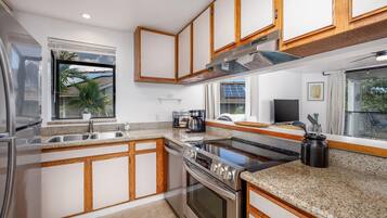 Condo, 1 King Bed with Sofa bed (Kailua Bay Resort 4-206 Corner Oceanv) | Private kitchen | Paper towels