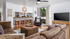 คอนโด, เตียงคิงไซส์ 1 เตียง และโซฟาเบด (Kailua Bay Resort 4-206 Corner Oceanv) | บริเวณนั่งเล่น