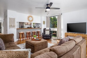 Condo, 1 King Bed with Sofa bed (Kailua Bay Resort 4-206 Corner Oceanv) | Living area