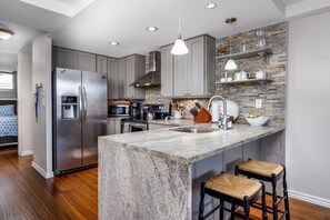 Lägenhet - 1 kingsize-säng med bäddsoffa (Kona Alii 410) | Eget kök | Pappersservetter