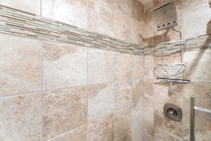 公寓式客房, 多张床 (Banyan Tree 301: Oceanfront 2/2 Remod) | 浴室