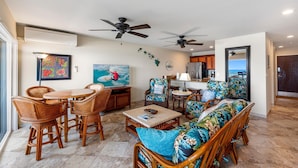 Lejlighed - flere senge (Banyan Tree 301: Oceanfront 2/2 Remod) | Opholdsområde