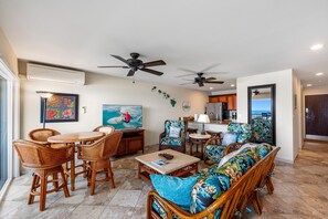 Living area - Banyan Tree 301: Oceanfront 2/2 Remodeled With AC (Kailua-Kona)