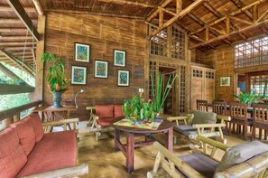 Outdoor dining - Finca Anjala - Architectural lodge on sustainable (1 KM Sur Este Platanares Perez Zeledón)