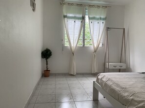 2 habitaciones, tabla de planchar con plancha, wifi y ropa de cama 