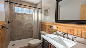 Dusche, Haartrockner, Handtücher, Toilettenpapier