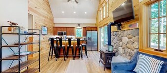 Charming 3 bedroom Cottage, waterfront with boat slip