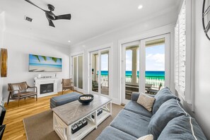 Smart TV, fireplace, video games, DVD player - *Bella Vista on the Beach*Fully Remodeled*Hot Tub*Beach Gear*Shared Pool*9 Beds* (Miramar Beach)