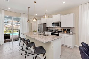 Micro-ondes, lave-vaisselle, chaise haute, serviettes en papier