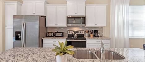 Micro-ondes, lave-vaisselle, chaise haute, serviettes en papier