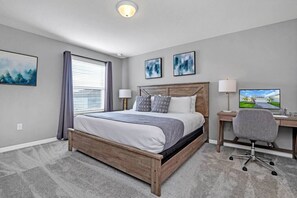 5 slaapkamers, een bureau, een strijkplank/strijkijzer, reisbedje