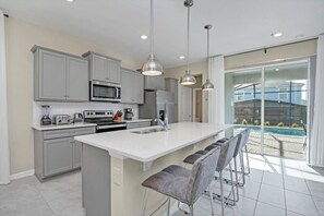 Fridge, microwave, oven, stovetop - 5BD Windsor Island Near Disney (WI 1211) (Davenport)