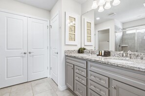 Shower, hair dryer, shampoo - 5BD Windsor Island Private Pool  (WI 1900) (Davenport)