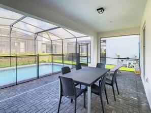 屋外ダイニングエリア