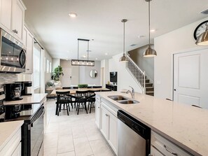 Microondas, lavavajillas, trona infantil y papel de cocina