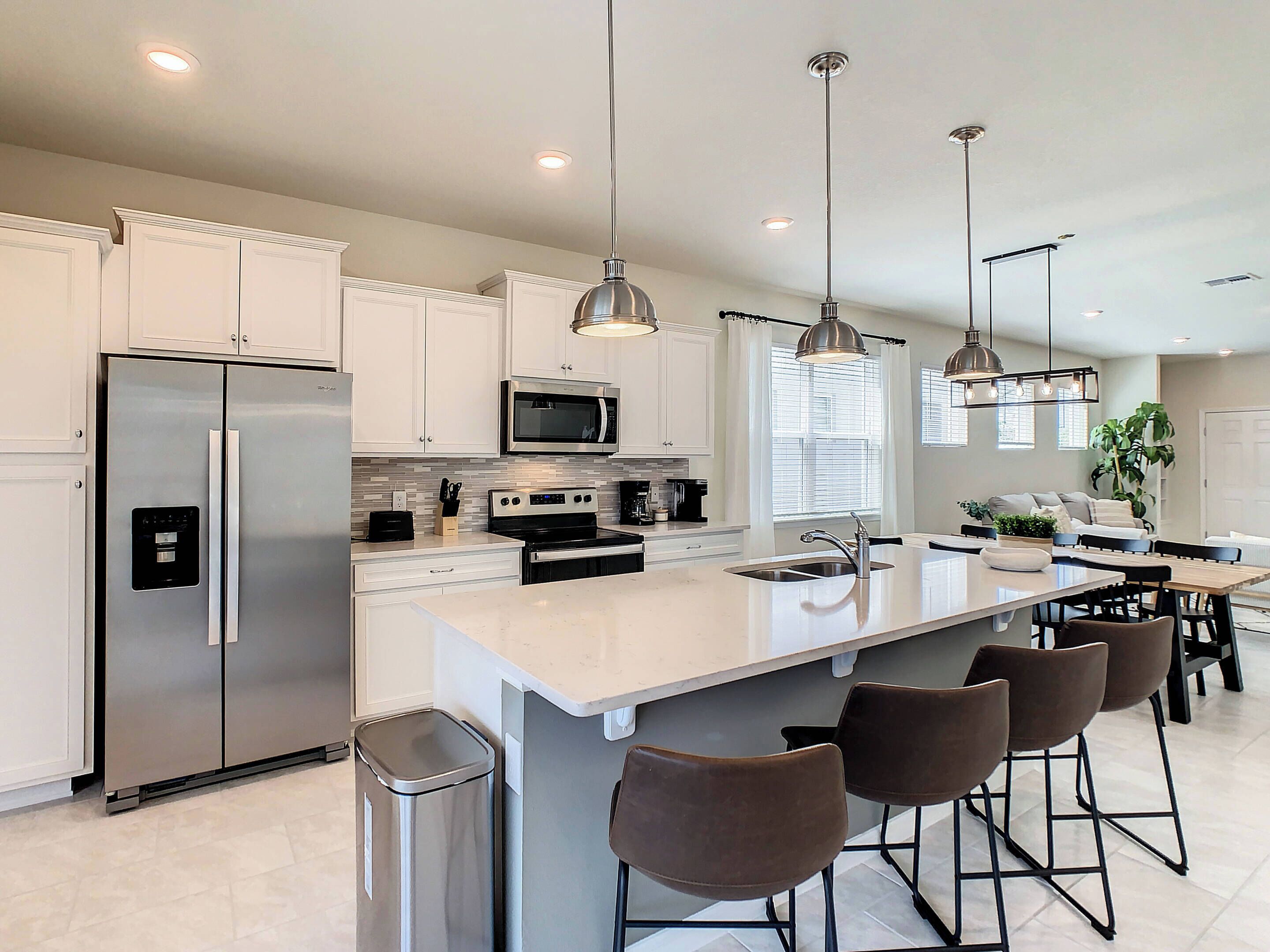 Microonde, lavastoviglie, seggiolone, carta assorbente