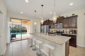 Micro-ondes, lave-vaisselle, chaise haute