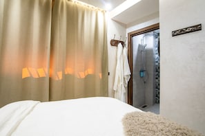 Douche, sèche-cheveux, serviettes fournies, savon