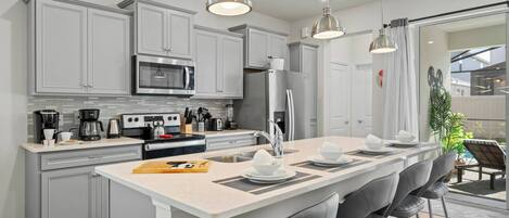 Geladeira, micro-ondas, fogão, cooktop