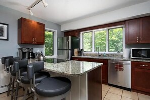 Private kitchen - Ski House with Hot Tub/Pool table 5 mins to slope (Killington)