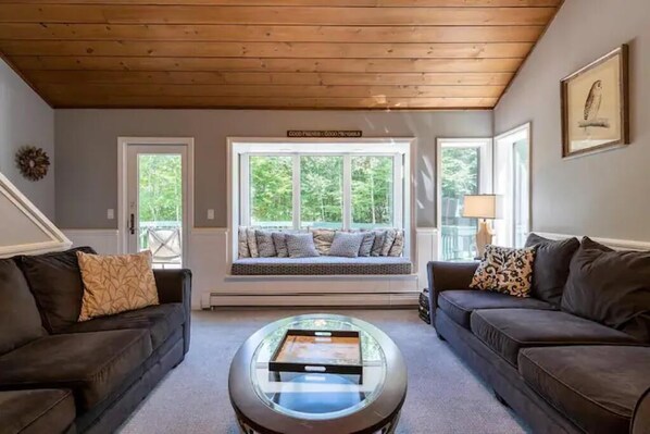 TV, fireplace - Ski House with Hot Tub/Pool table 5 mins to slope (Killington)