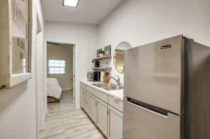 Fridge, microwave, coffee/tea maker, cookware/dishes/utensils - Peaceful Montgomery Vacation Rental w/ Porch! (Montgomery)