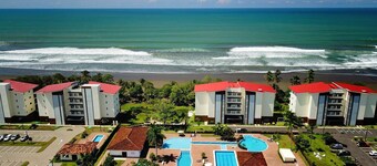 Beachfront Condo - your Oasis with pool and Wi-Fi