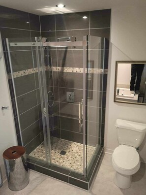Towels, soap, toilet paper - Luxury Townhouse Near Montreal (Mirabel)