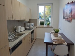 Fridge, microwave, oven, stovetop - Top Ferienwohnung in Sehr Guter Lage (Dresden)