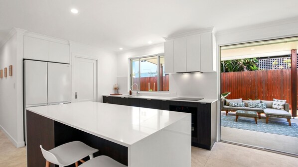 Kylskåp, mikrovågsugn, ugn och spishäll