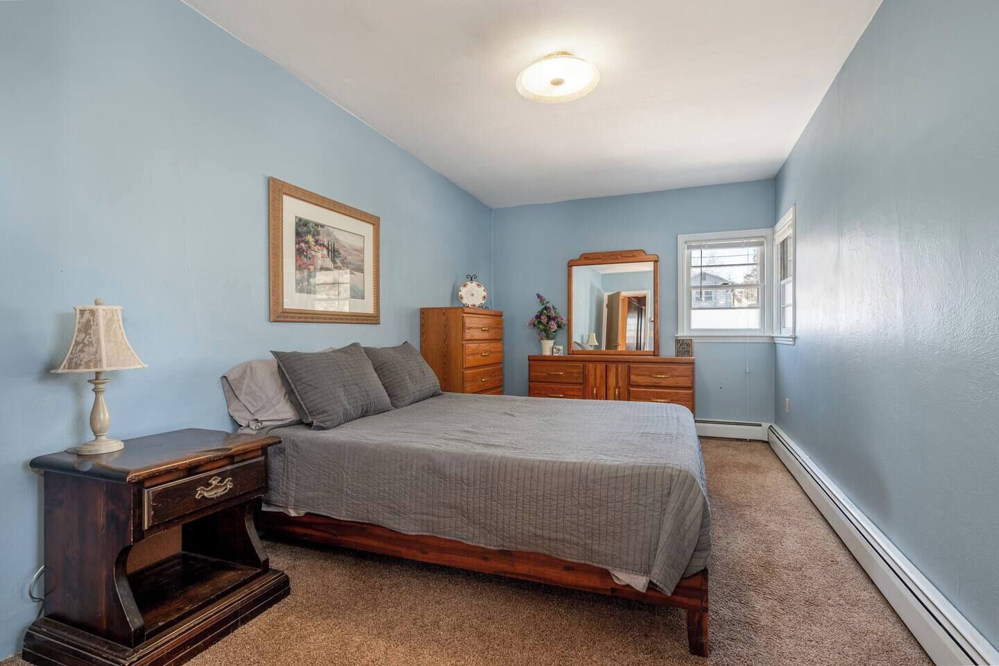 Een bureau, een strijkplank/strijkijzer, gratis wifi, beddengoed