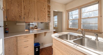Two Bedroom Cottage near Mt Itasca, Hodgins-Bernardo Arena, Eagle Ridge Golf Course & Trout Lake