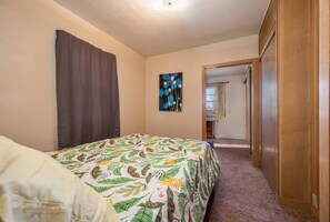 2 bedrooms, desk, iron/ironing board, free WiFi