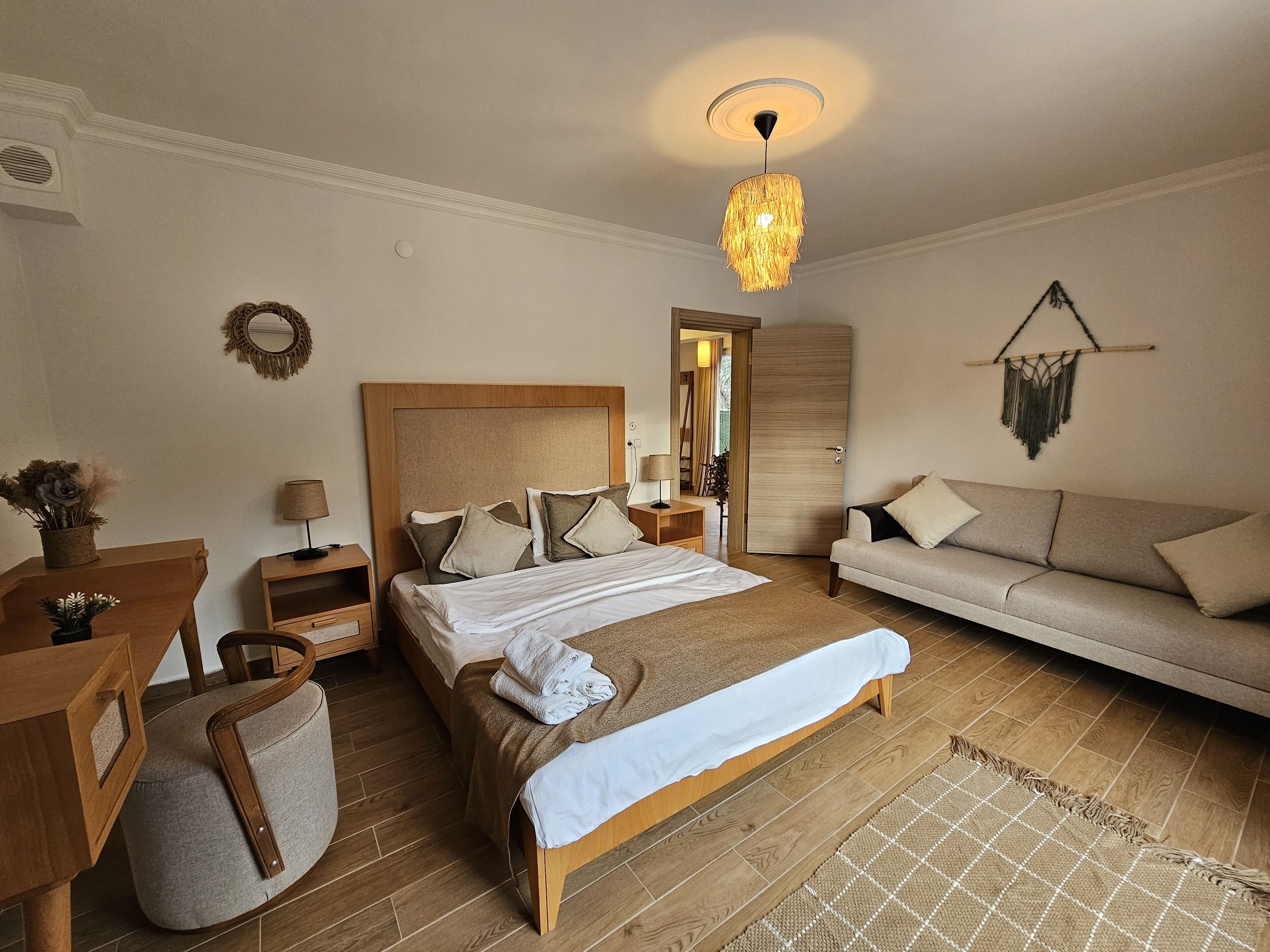 6 bedrooms, WiFi, bed sheets