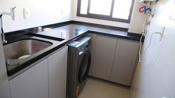 Apartamento luxo, acesso à piscina, vista para a praia | Lavanderia