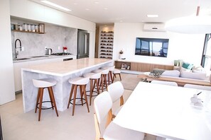 Appartement Deluxe, accès piscine, vue plage | Cuisine privée | Réfrigérateur, micro-ondes, batterie de cuisine, vaisselle et ustensiles